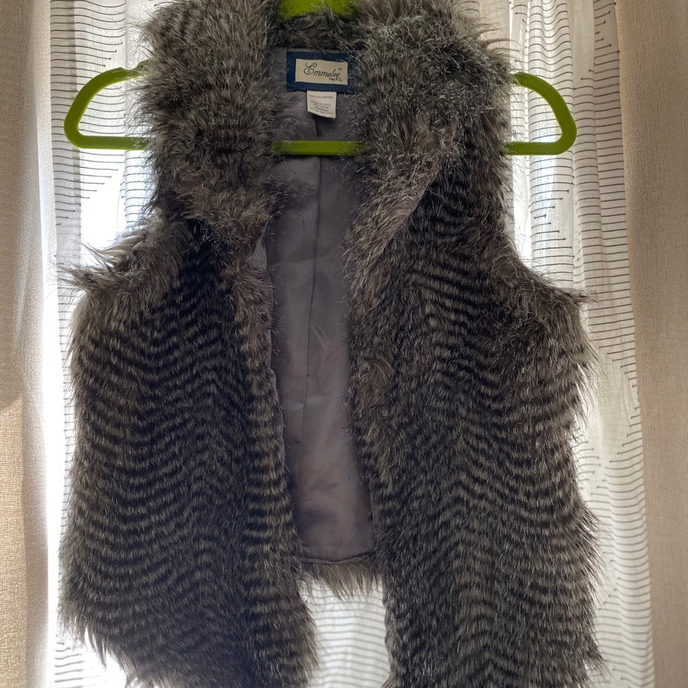 Faux fur Emmelee for F.C. vest in greytones, small